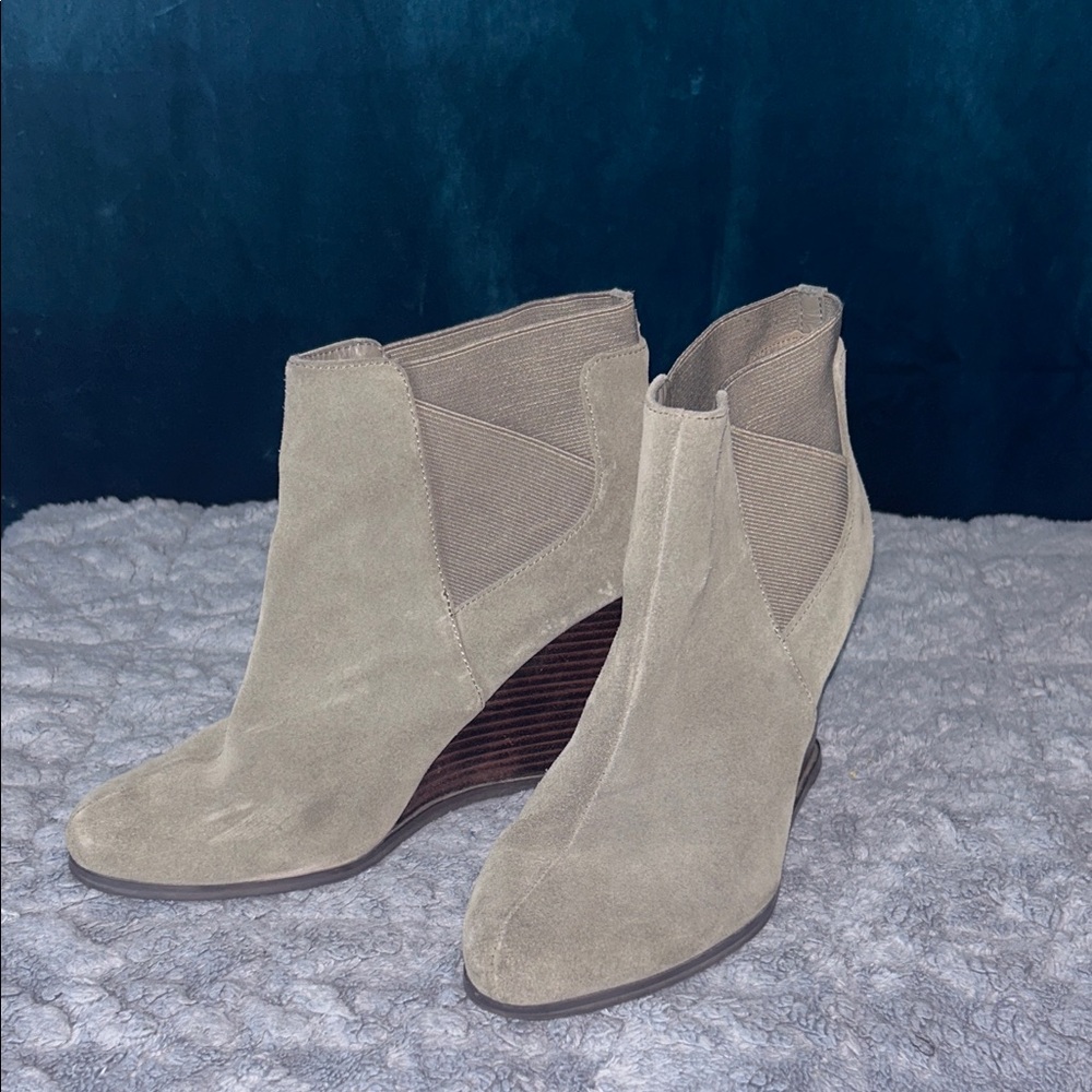EUC Tahari Beige Suede Ankle Boots